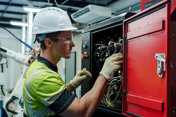 24/7 Emergency Electrician experts in Delft Colony, CA